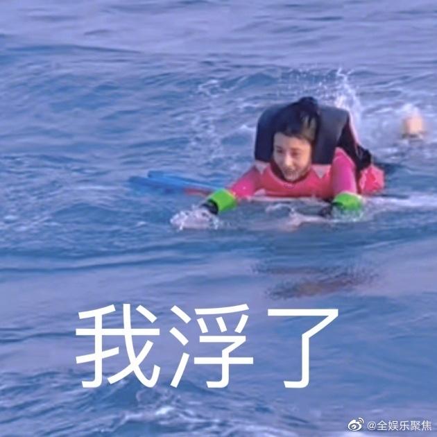 老人卖气球迷路,民警“收款二维码”助其回家