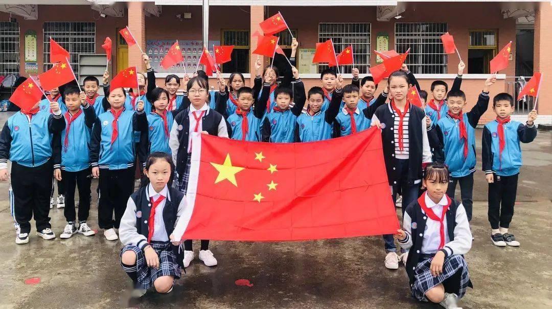 秦王朝建立: 始皇帝统一六国称帝，开创了封建专制制度