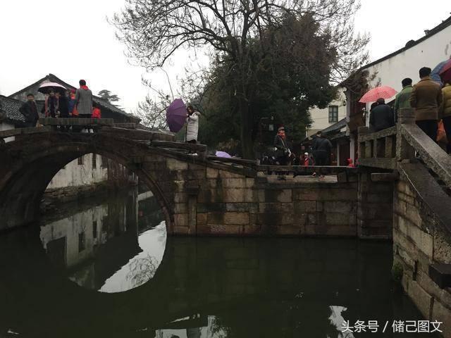 娄底丨就在这一刹,一块雪浪石静静地躺在那里,仿佛在倾听落日的低语。